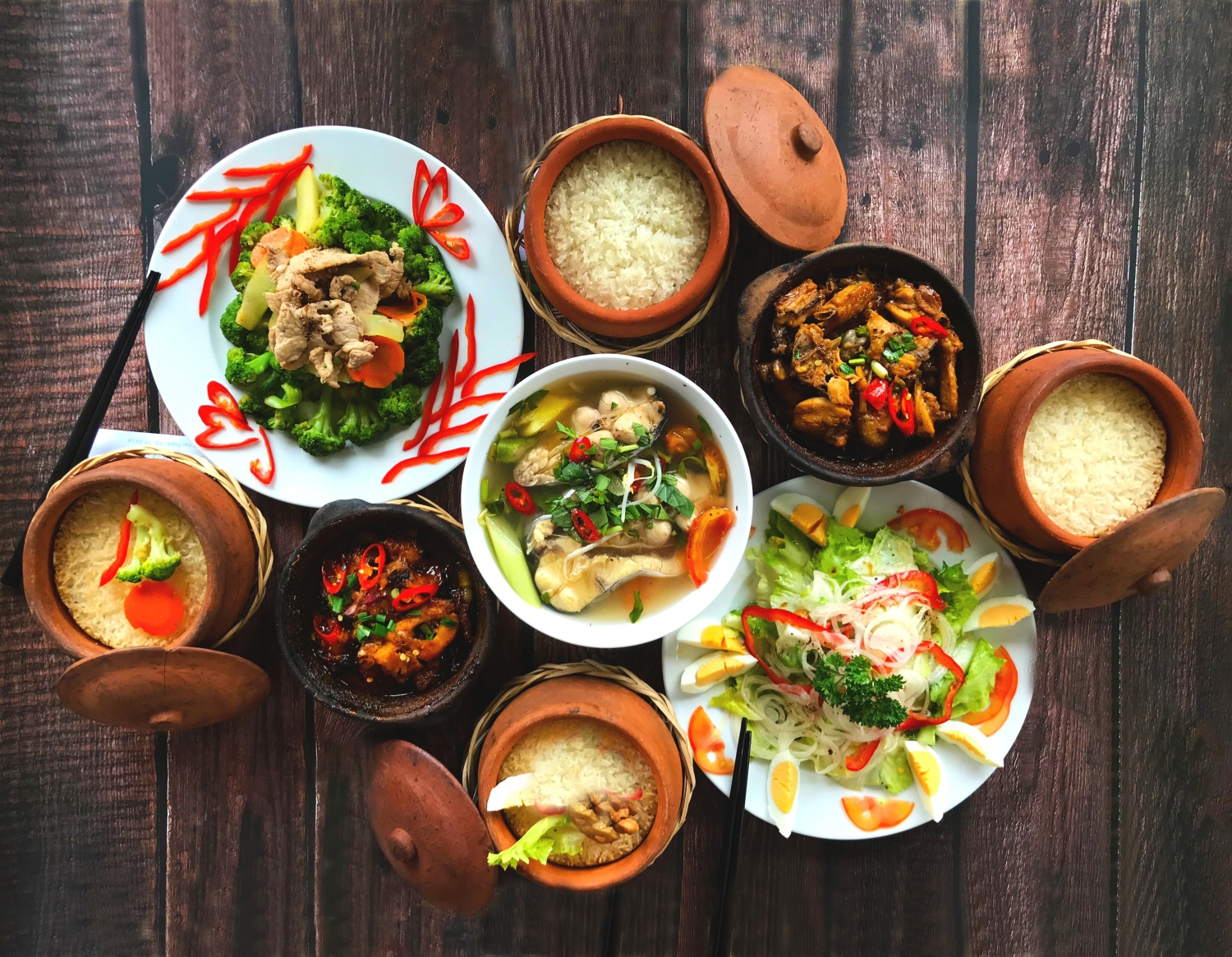 Khung cảnh quán ăn đông đúc ở Đà Lạt