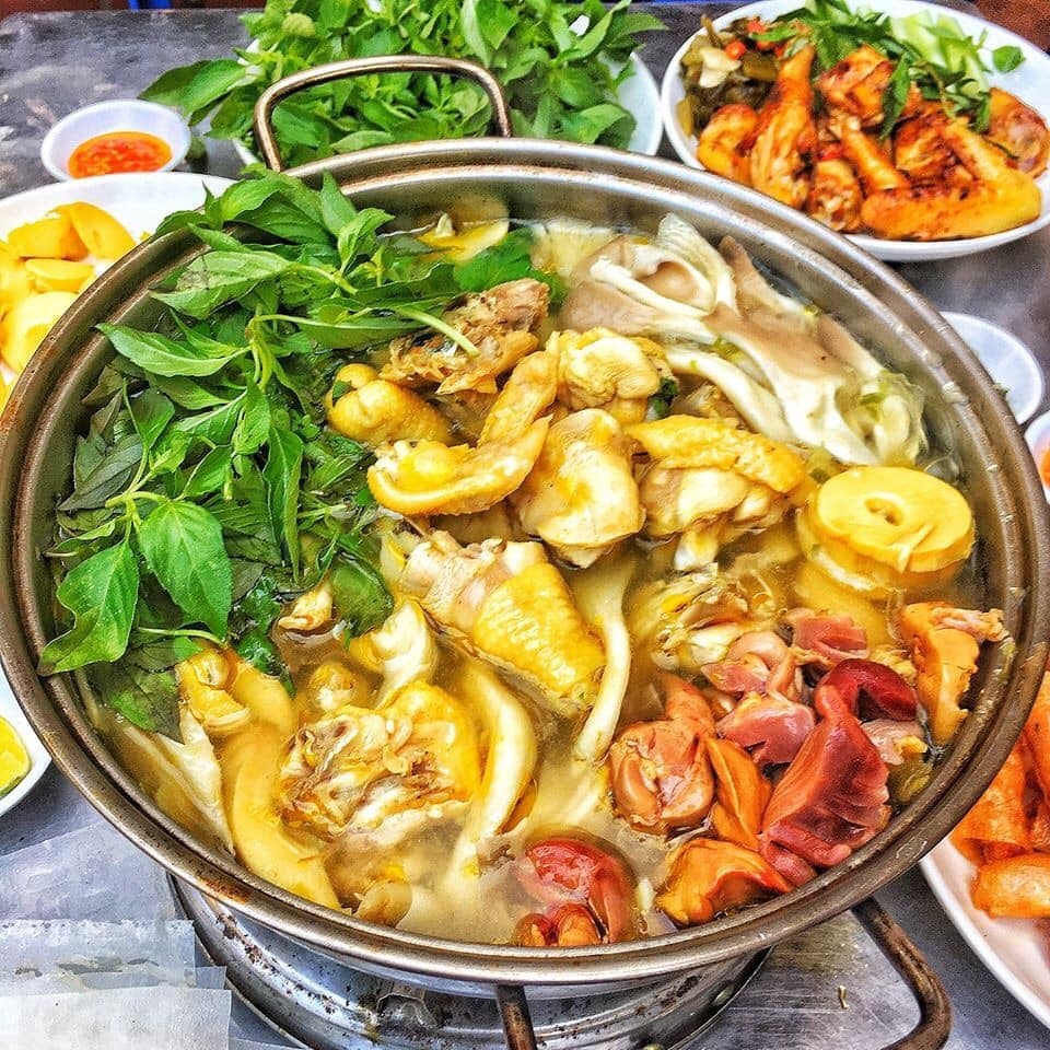 Nồi lẩu gà lá é nóng hổi