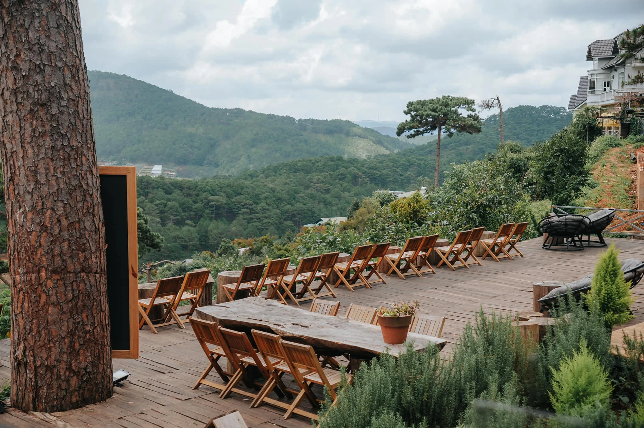Một góc quán cà phê K coffee với người đang thưởng thức