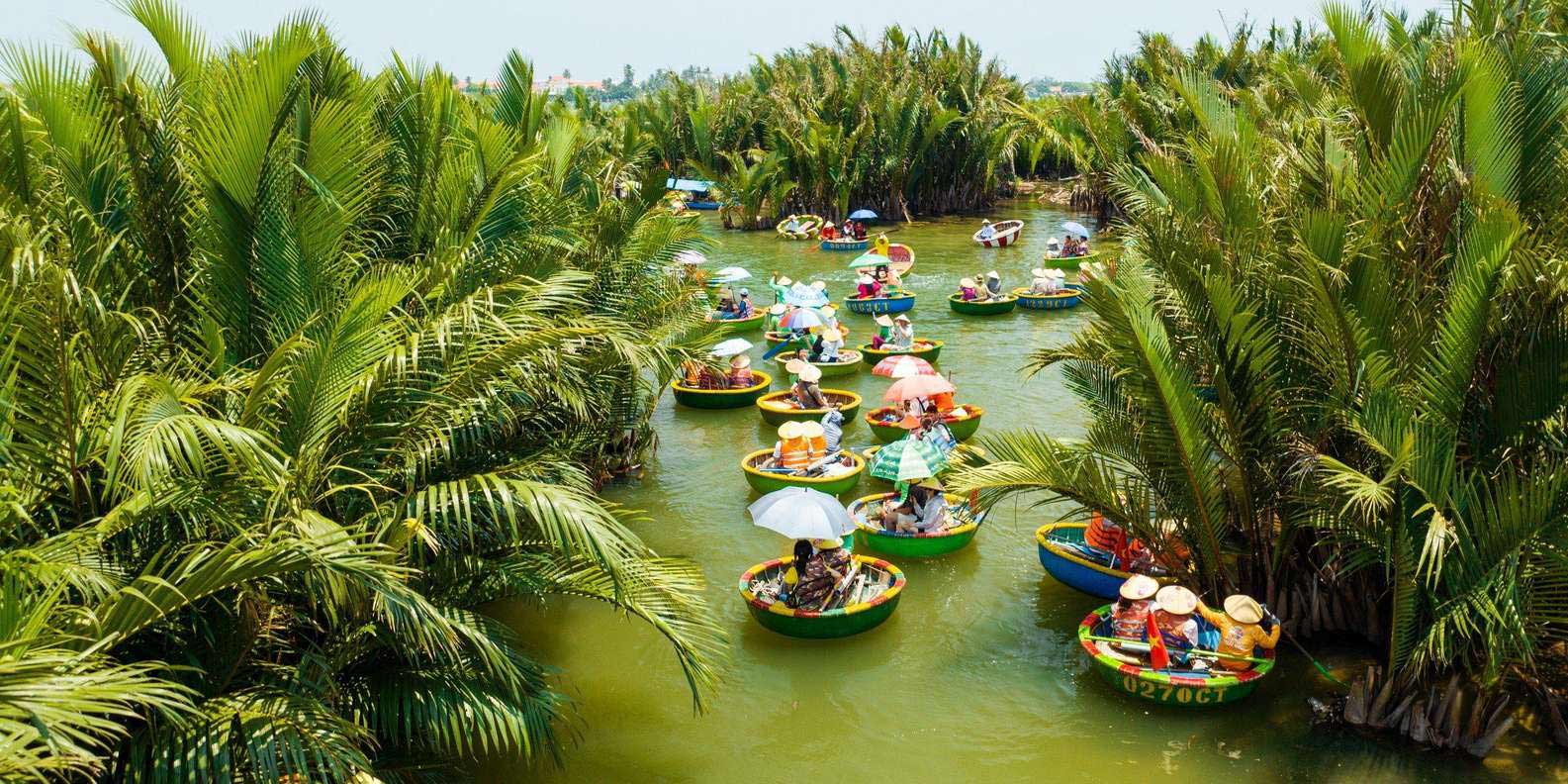 Chèo thuyền thúng tại rừng dừa Bảy Mẫu Cẩm Thanh