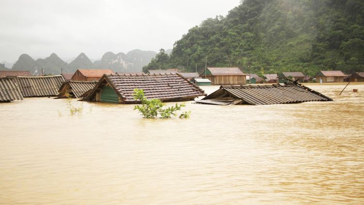 Cảnh mưa bão tại miền Trung
