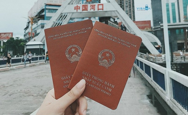 Cửa khẩu tấp nập với nhiều người đang xếp hàng làm thủ tục xuất nhập cảnh