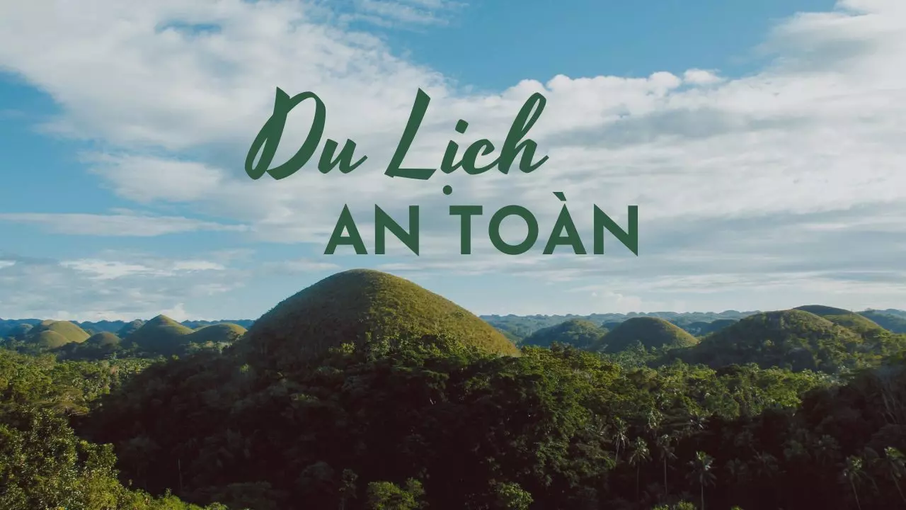 Du khách đang xem bản đồ và mang ba lô, hình ảnh gợi về sự cẩn trọng khi du lịch