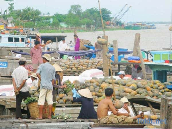 Chợ nổi Cái Bè