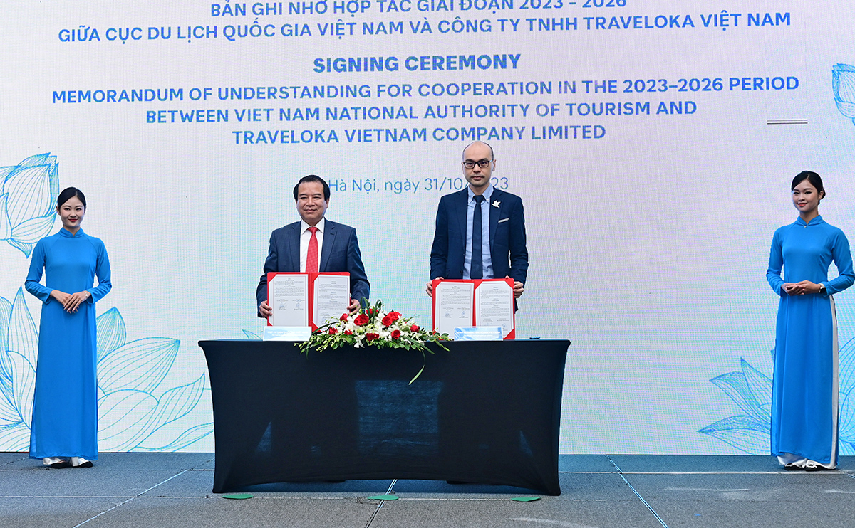 Du khách đang trải nghiệm các hoạt động du lịch