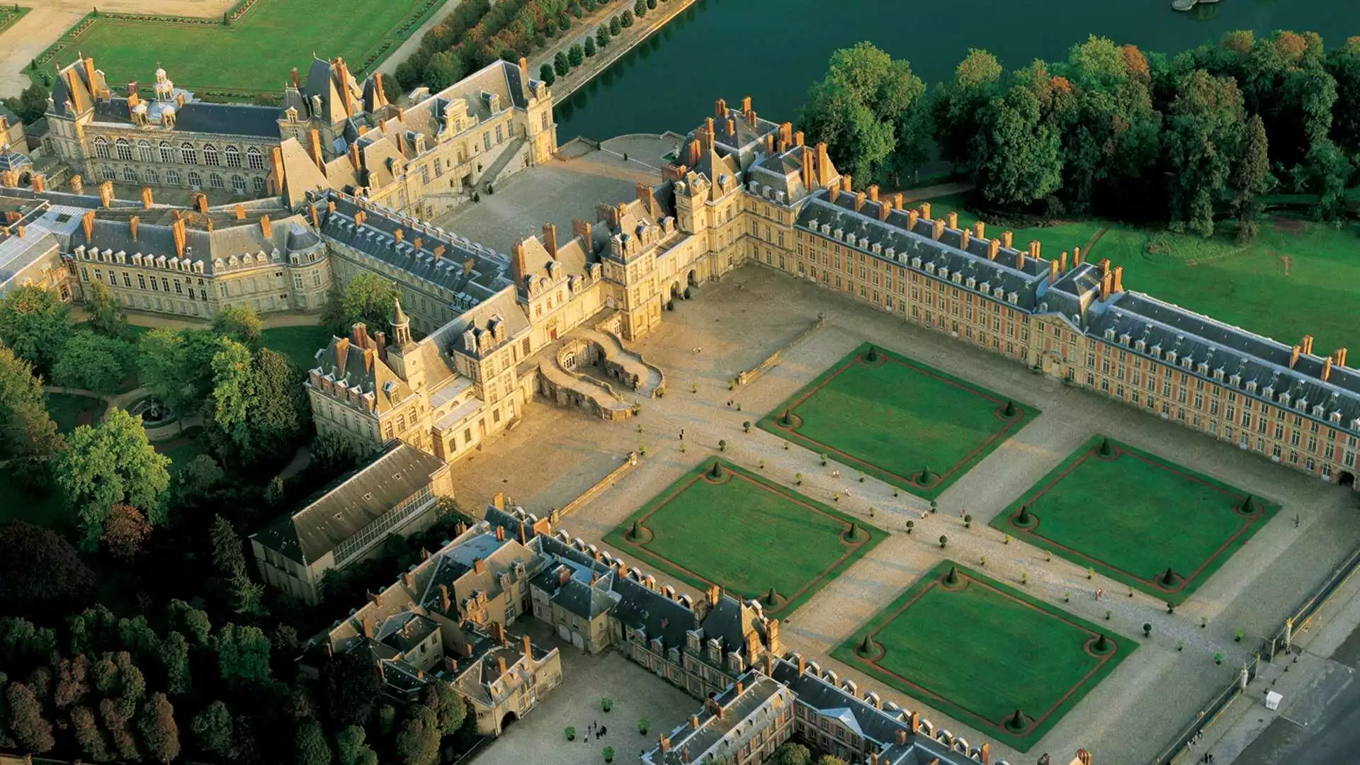 Fontainebleau: Một Dấu Ấn Hoàng Gia Giữa Lòng Rừng Xanh Nước Pháp