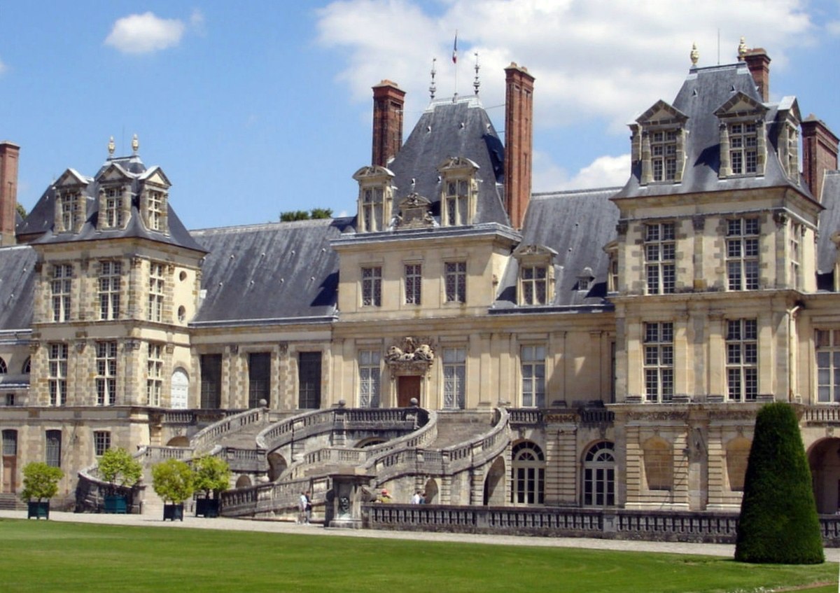 Cầu thang móng ngựa (Grand Escalier à Fer de Cheval) tại Lâu đài Fontainebleau