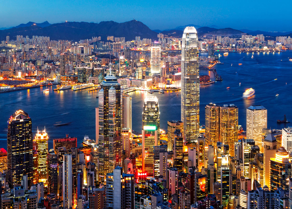 Phố xá Hong Kong nhộn nhịp với những bảng hiệu neon rực rỡ