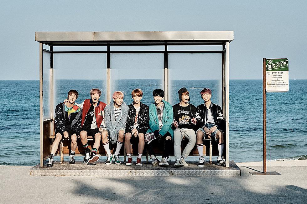 Fans chụp ảnh tại bến bus BTS