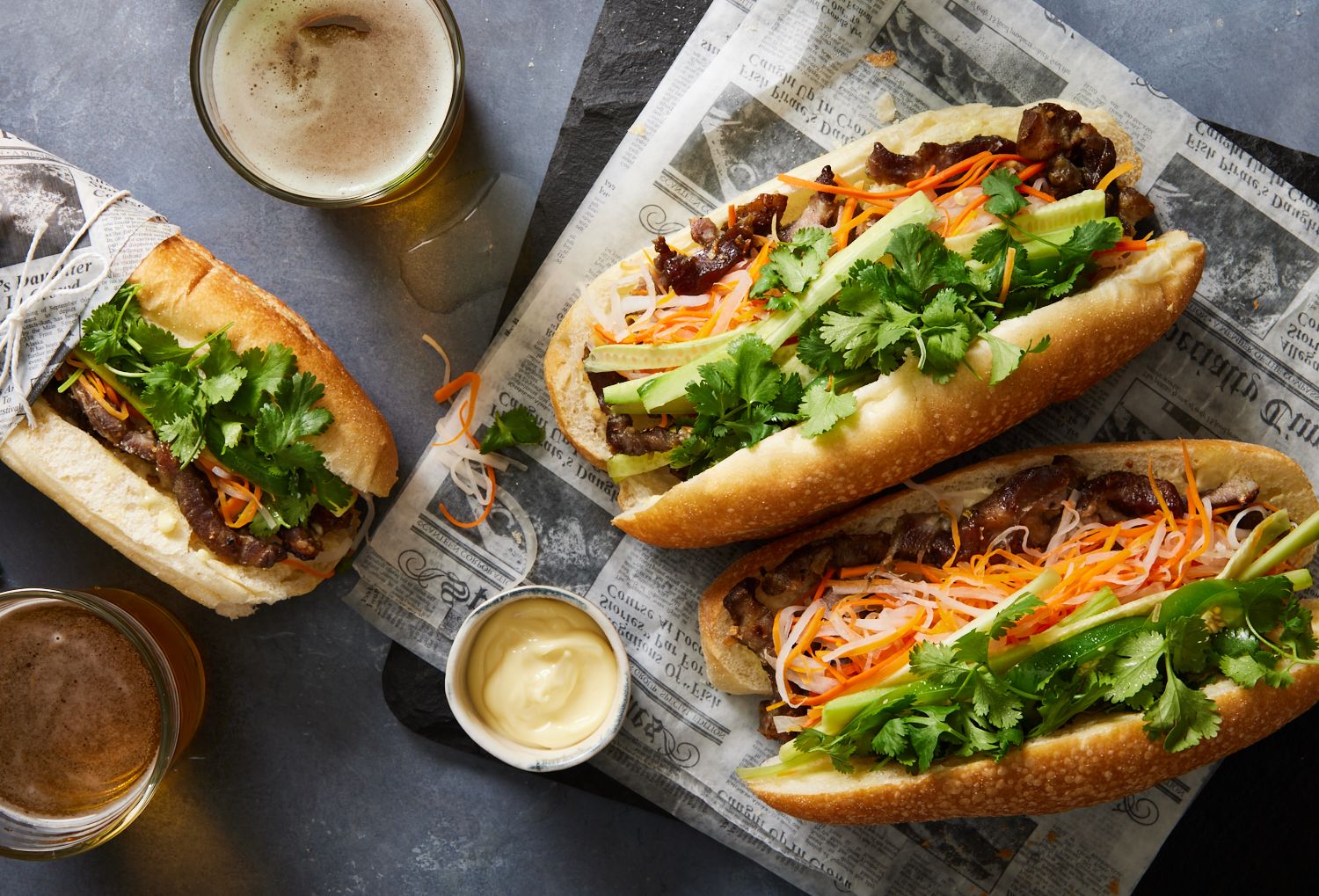 Ổ bánh mì kẹp thịt nướng thơm ngon với nhiều loại rau và gia vị