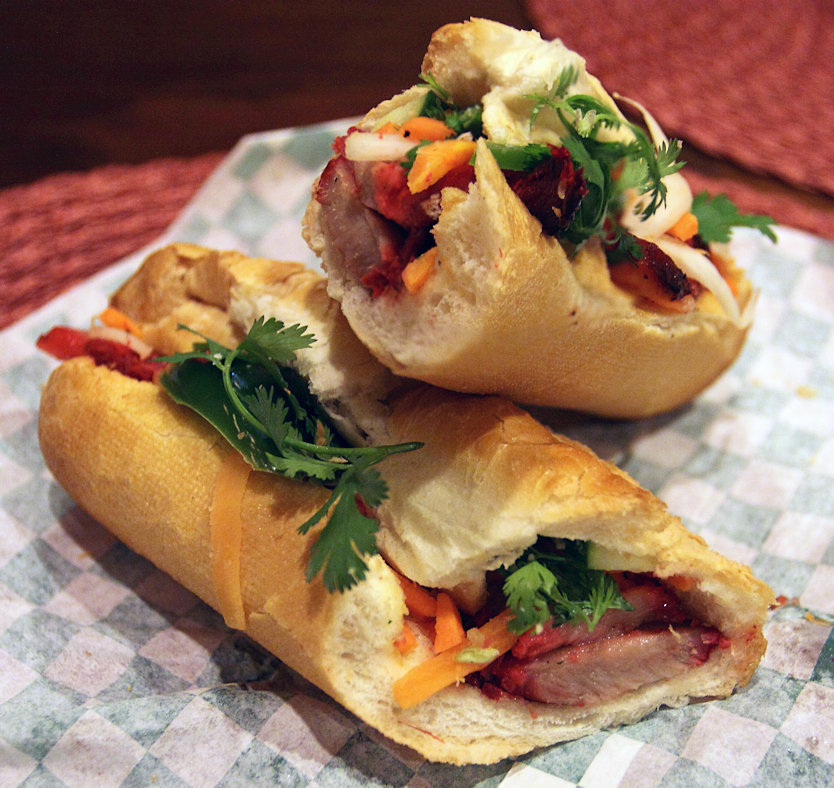 Một ổ bánh mì kẹp thịt nướng chuẩn vị Việt Nam