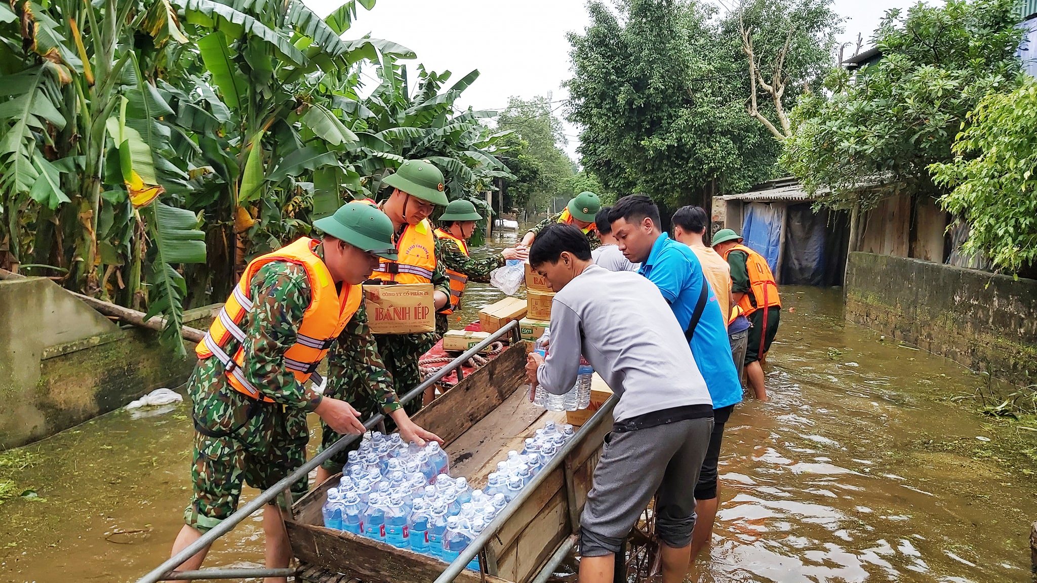 Người dân nhận các nhu yếu phẩm thiết yếu sau thiên tai.