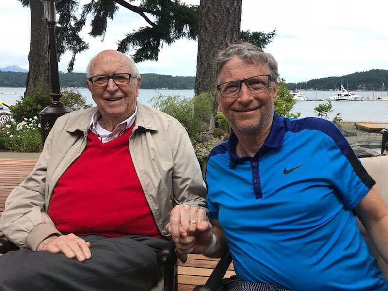 Tỷ phú người Mỹ chụp ảnh cùng bố trong chuyến nghỉ dưỡng tại Hood Canal, tháng 7/2018.