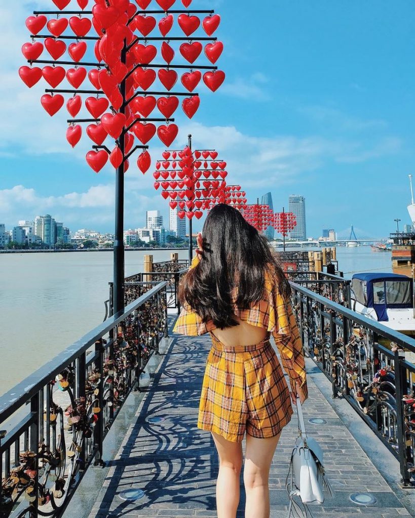 Cô gái mặc trang phục giản dị dạo chợ, hòa mình vào không gian địa phương