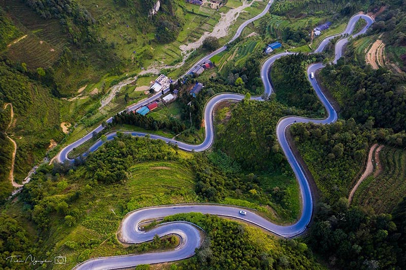 Cung đường đèo Mã Pí Lèng uốn lượn giữa núi đá