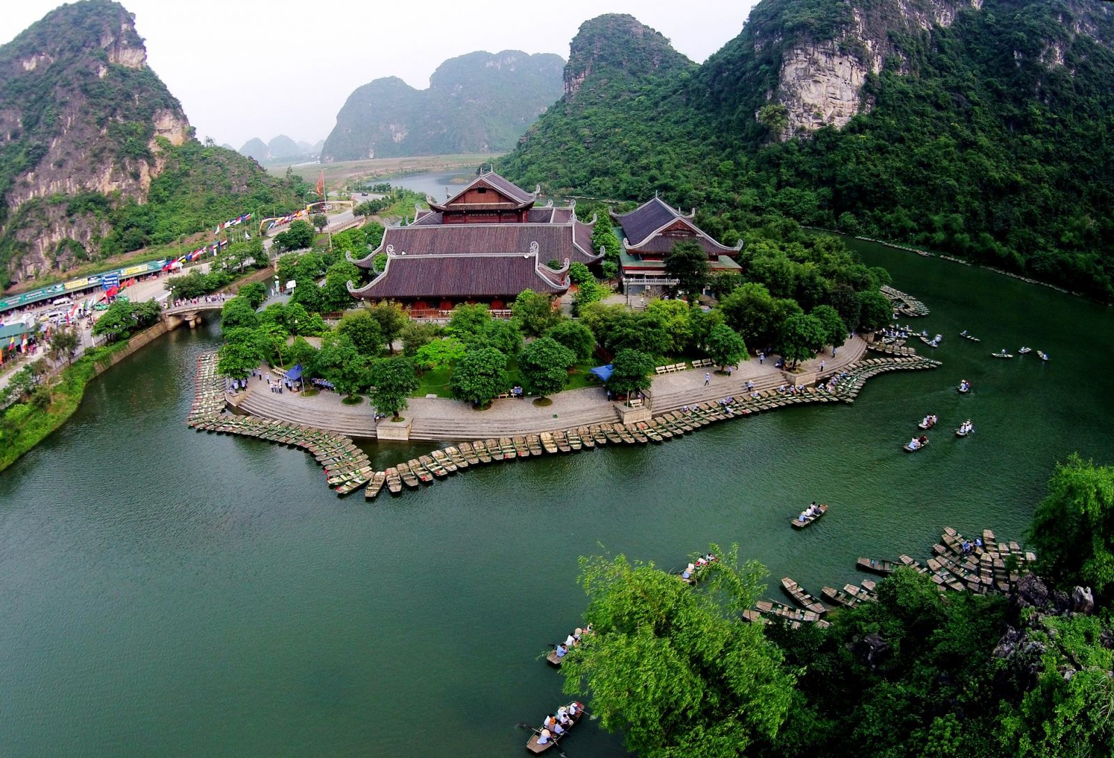 Chợ phiên với sắc màu trang phục truyền thống