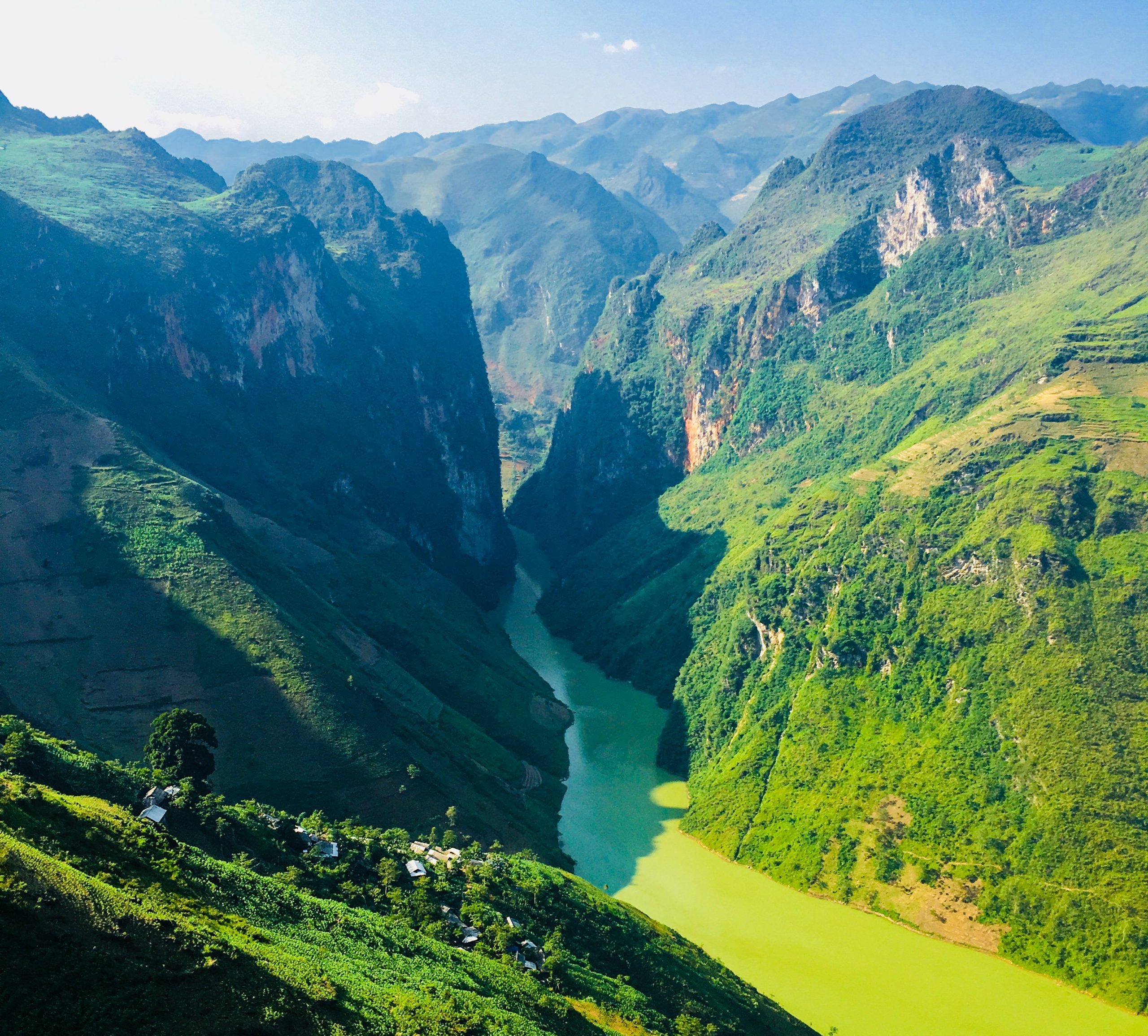 Sông Nho Quế xanh biếc nhìn từ trên cao