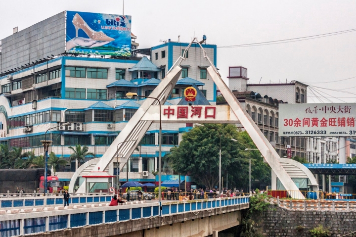 Hà Khẩu ơi! “Ăn sập” biên giới chỉ với một buổi chiều và sổ thông hành xanh!