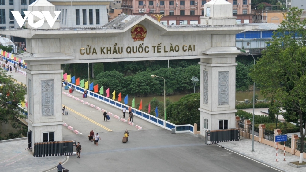 Cửa khẩu Lào Cai đông đúc