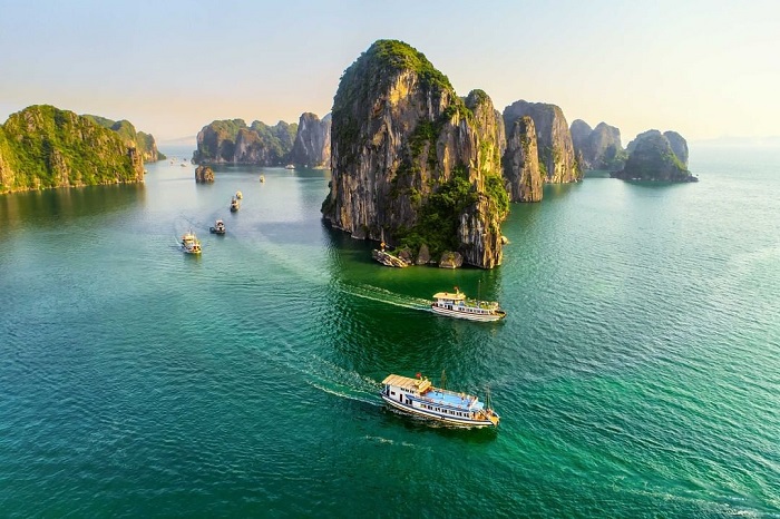 Hạ Long về đêm: Một trải nghiệm “vị giác và… ví tiền” bất ngờ ở quán bar bãi biển! 🍹💸