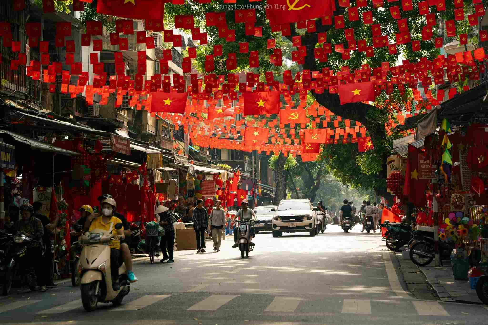 Hà Nội Ngày Độc Lập: Hòa Mình Cùng Biển Người Xem Diễu Binh 2/9 – Trọn Vẹn Cảm Xúc Hào Hùng!