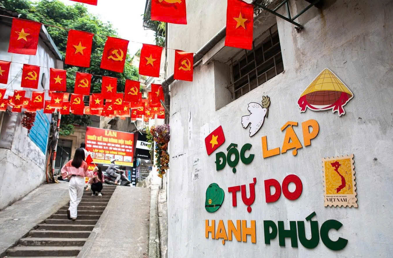 Quốc kỳ Việt Nam tung bay
