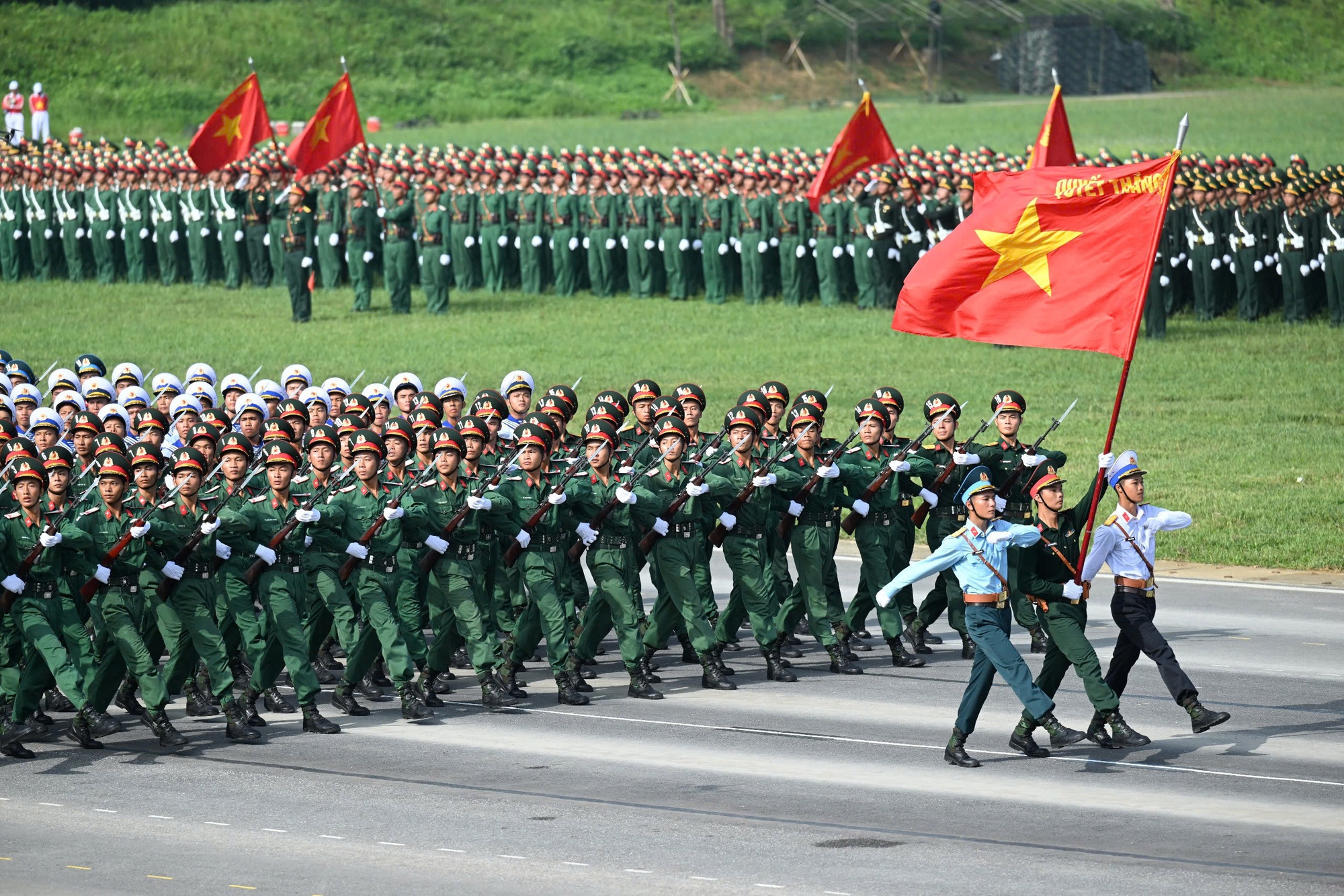 Hà Nội Sục Sôi Chờ Diễu Binh: Cả Thành Phố Đeo “Màu Áo Tự Hào” và Chuyện Vị Trí Xem “Độc Đắc”! 🇻🇳
