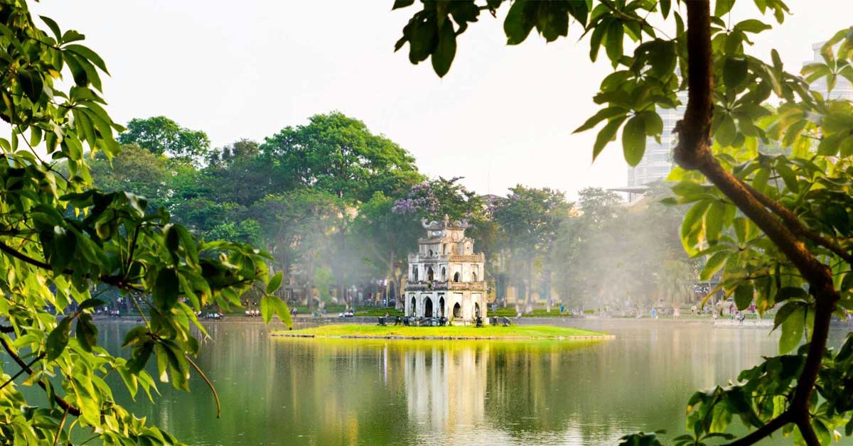 Hà Nội Tháng 9: Nơi Sắc Đỏ Tự Hào Hóa Giao Hưởng Bên Hồ Gươm