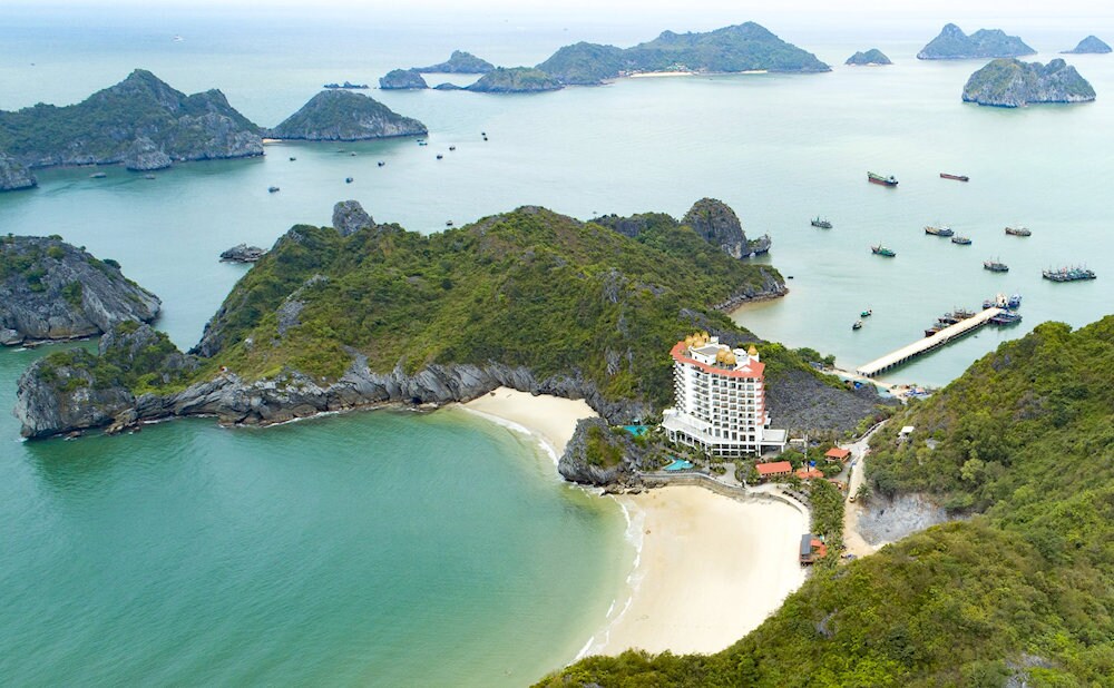 Toàn cảnh vẻ đẹp hùng vĩ của Quần đảo Cát Bà với những dãy núi đá vôi sừng sững và mặt biển xanh ngắt.