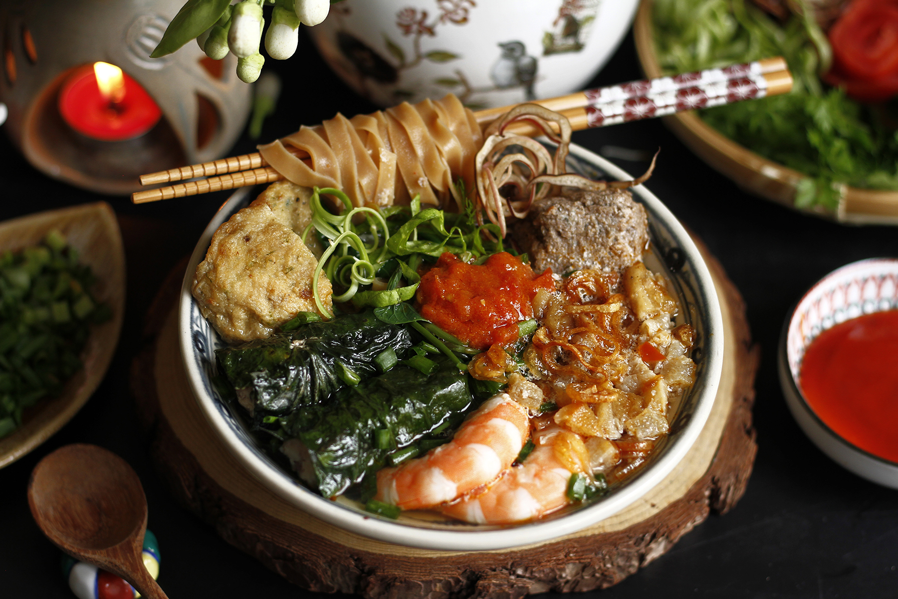 Một tô bánh đa cua Hải Phòng đầy đặn, hấp dẫn với màu đỏ đặc trưng của bánh đa và gạch cua.