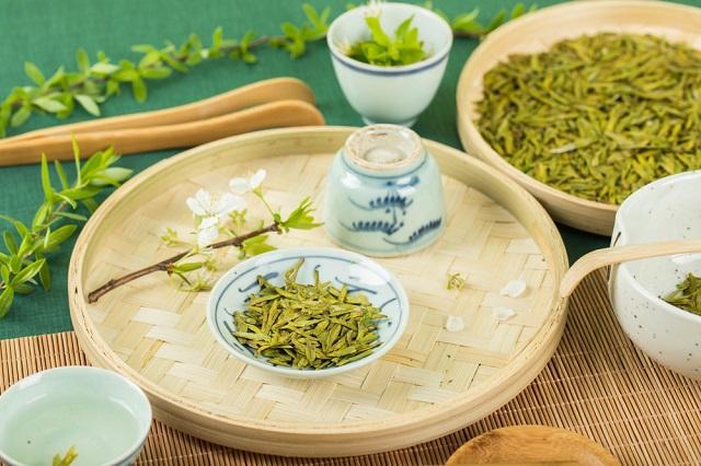 Thưởng thức trà Long Tỉnh