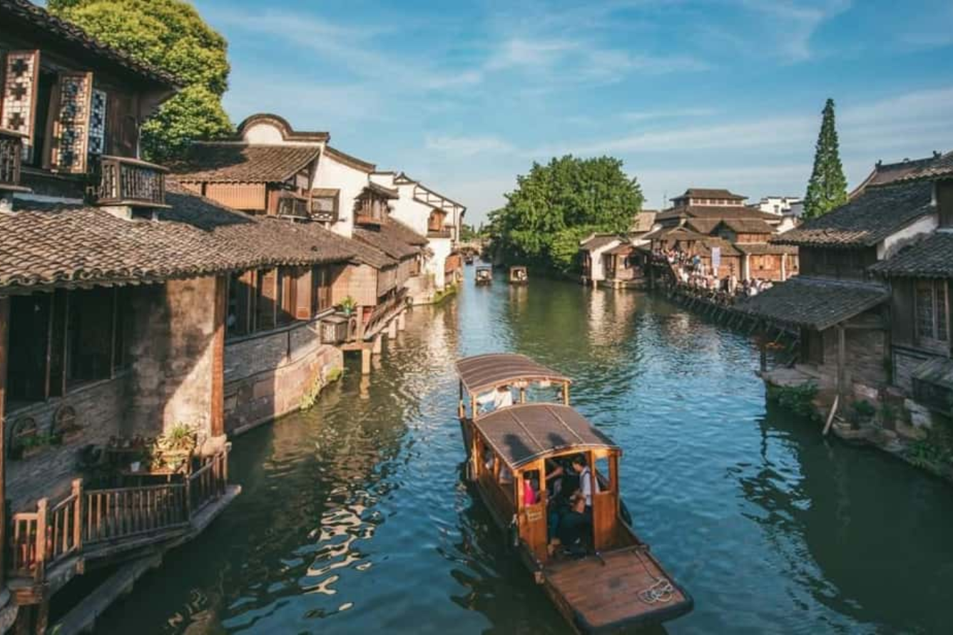 Khung cảnh thơ mộng của Hàng Châu với hồ nước và cây cầu