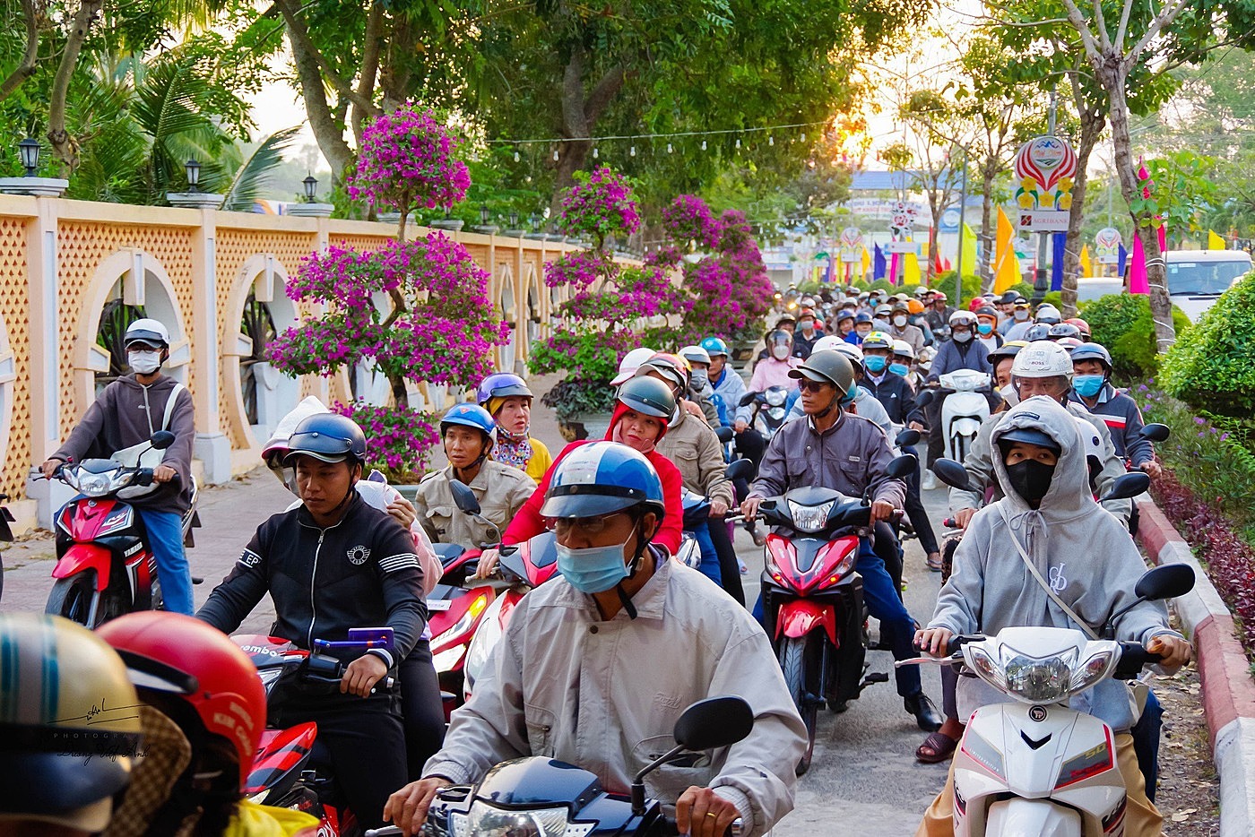 Hàng chục nghìn du khách tham quan Núi Cấm