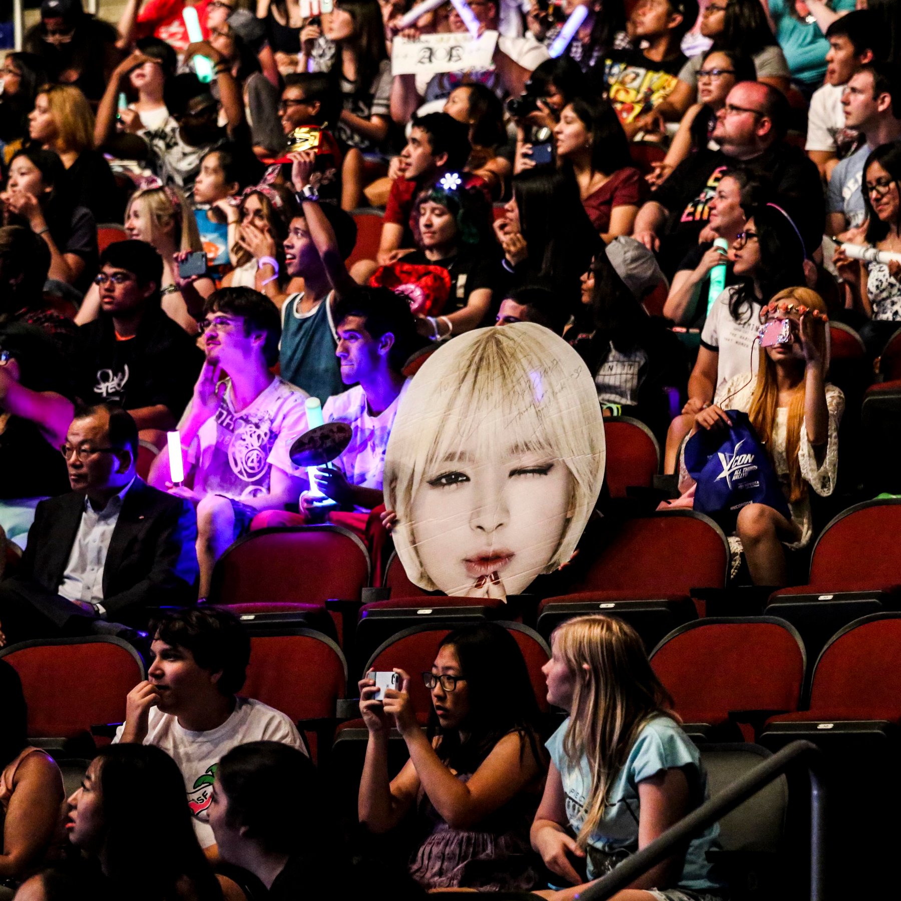 Một nhóm nhạc K-Pop đang biểu diễn trên sân khấu