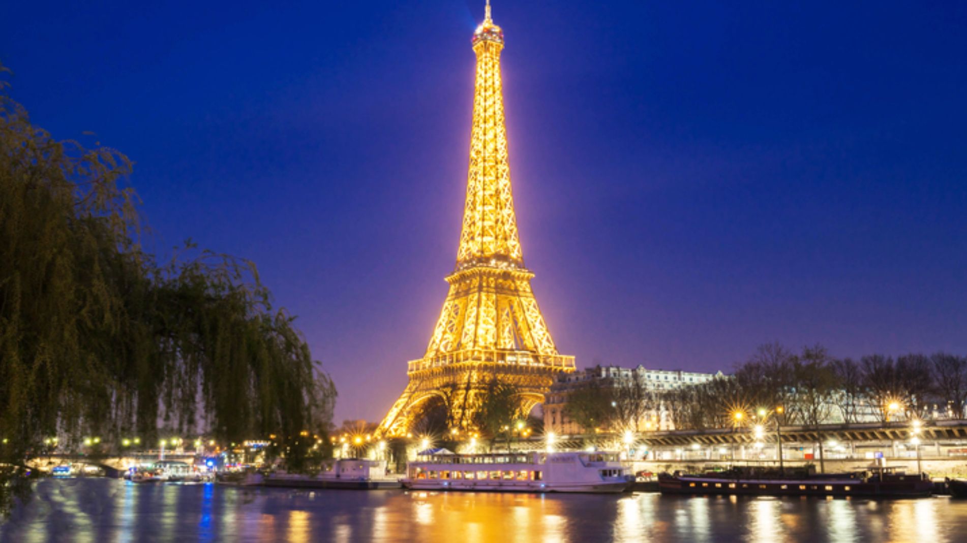 Place de la Bourse phản chiếu dưới nước