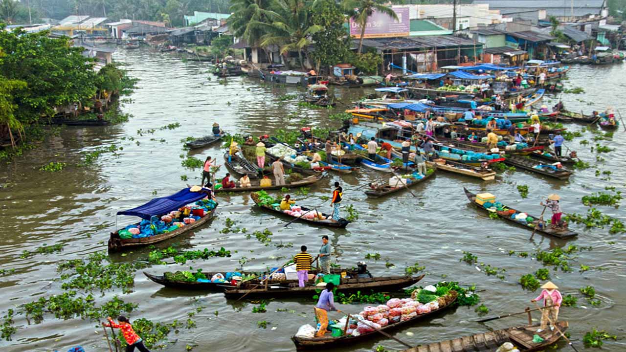 Các loại trái cây và nông sản trên thuyền ở chợ nổi Ngã Bảy