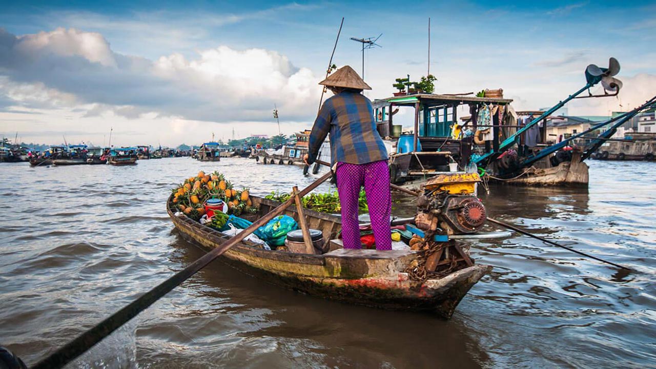 Một góc chợ nổi Ngã Bảy với nhiều thuyền nhỏ