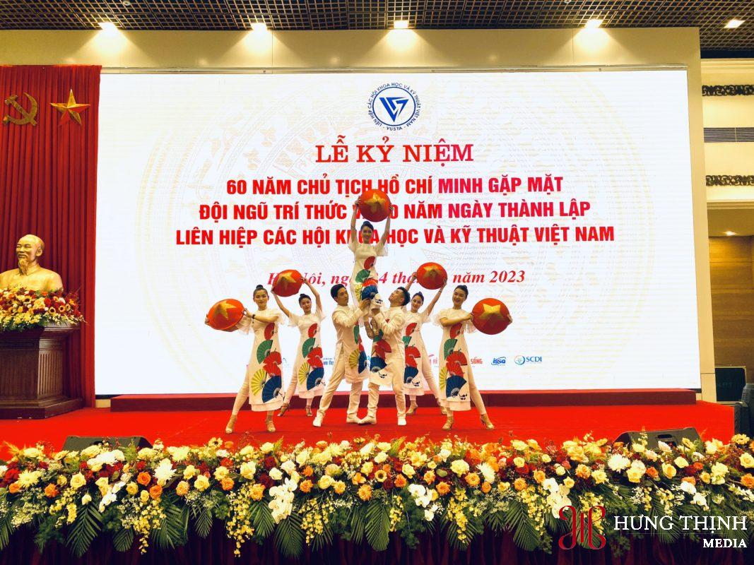 Những người dân và du khách đang lưu lại khoảnh khắc bên tấm biển