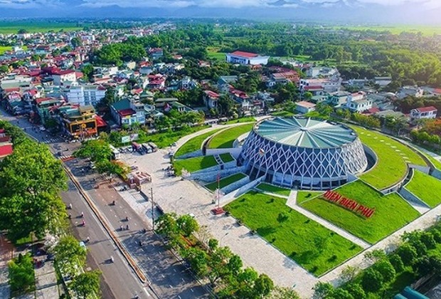 Hộ chiếu, tiền mặt và vé máy bay, biểu tượng cho chi phí du lịch và làm thủ tục