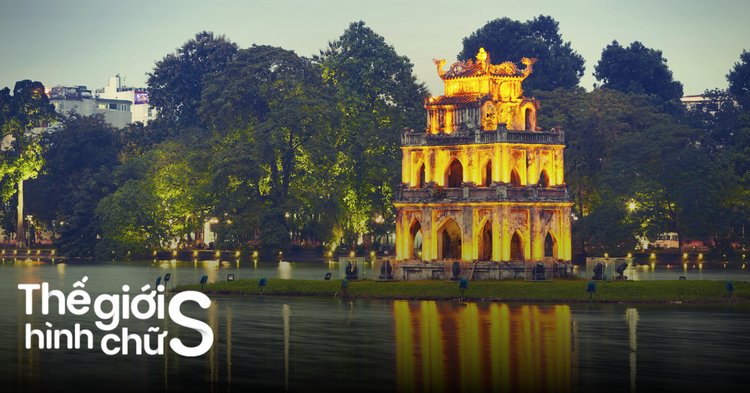 Du khách dạo Hồ Gươm