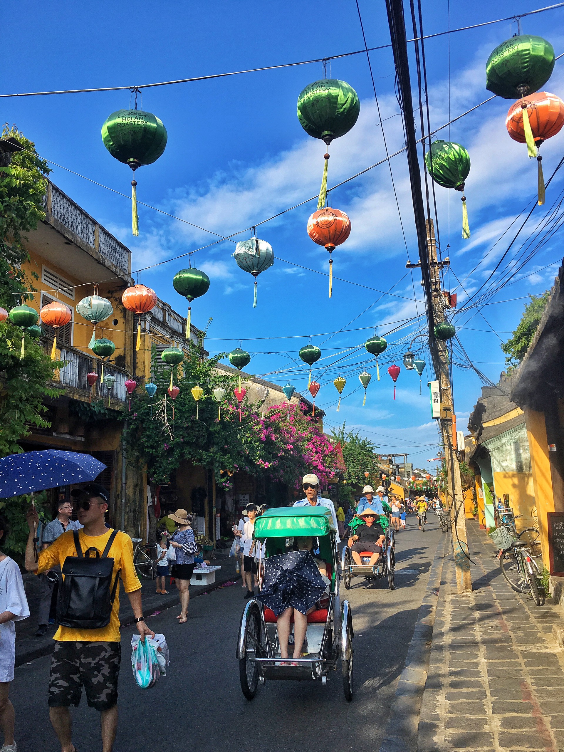 Những chiếc đèn hoa đăng trôi trên mặt sông