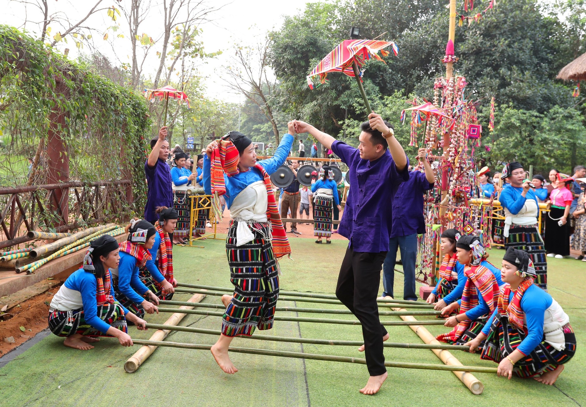 Tô cao lầu đặc trưng của Hội An với sợi mì, thịt xá xíu và rau sống