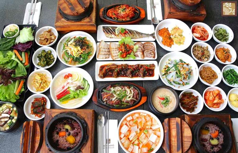 Các món ăn đặc trưng của Hội An như cao lầu, cơm gà, bánh bao, bánh vạc