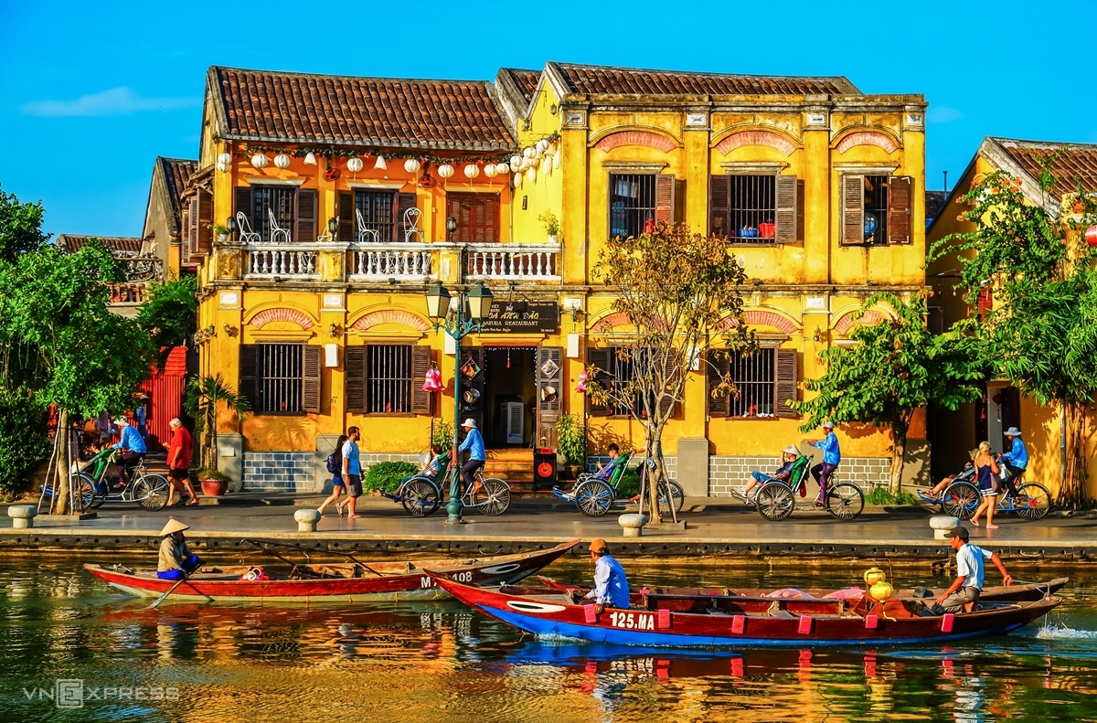 Phong cảnh bình yên của Hội An với sông, nhà cổ và cây xanh