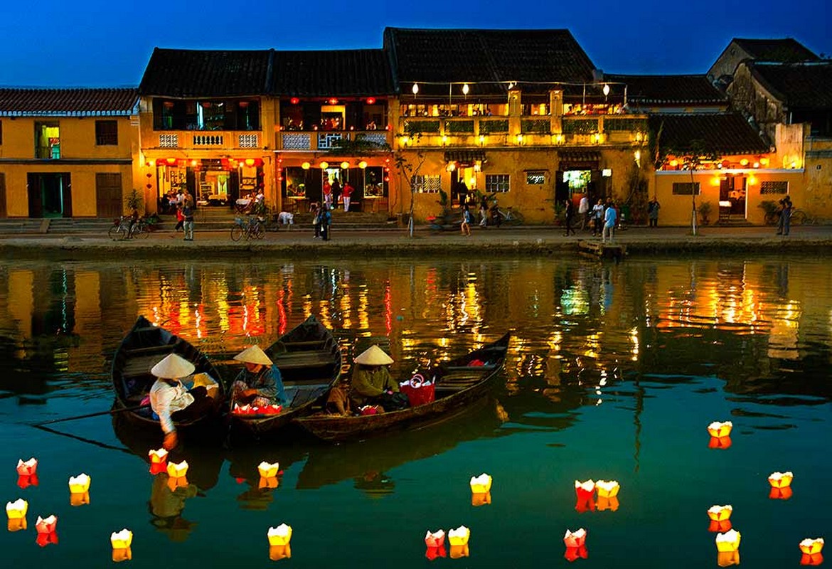 Thuyền hoa đăng trên sông Hoài về đêm ở Hội An