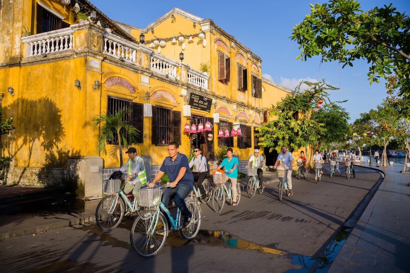 Đạp xe thư giãn trên con đường làng ở Hội An
