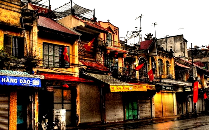 Phố cổ Hội An với những cửa hàng truyền thống và du khách đi lại.