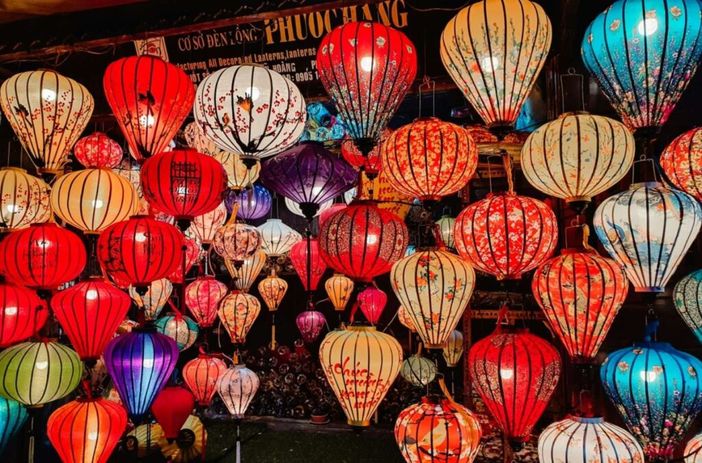 Đạp xe giữa cánh đồng lúa