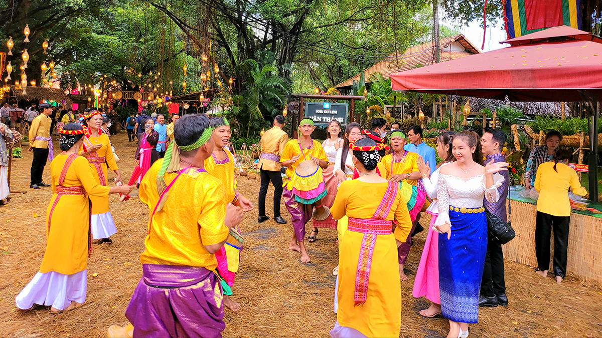 Du khách hoà mình trong các hoạt động đậm màu sắc văn hoá dân gian. Ảnh: Saigontourist