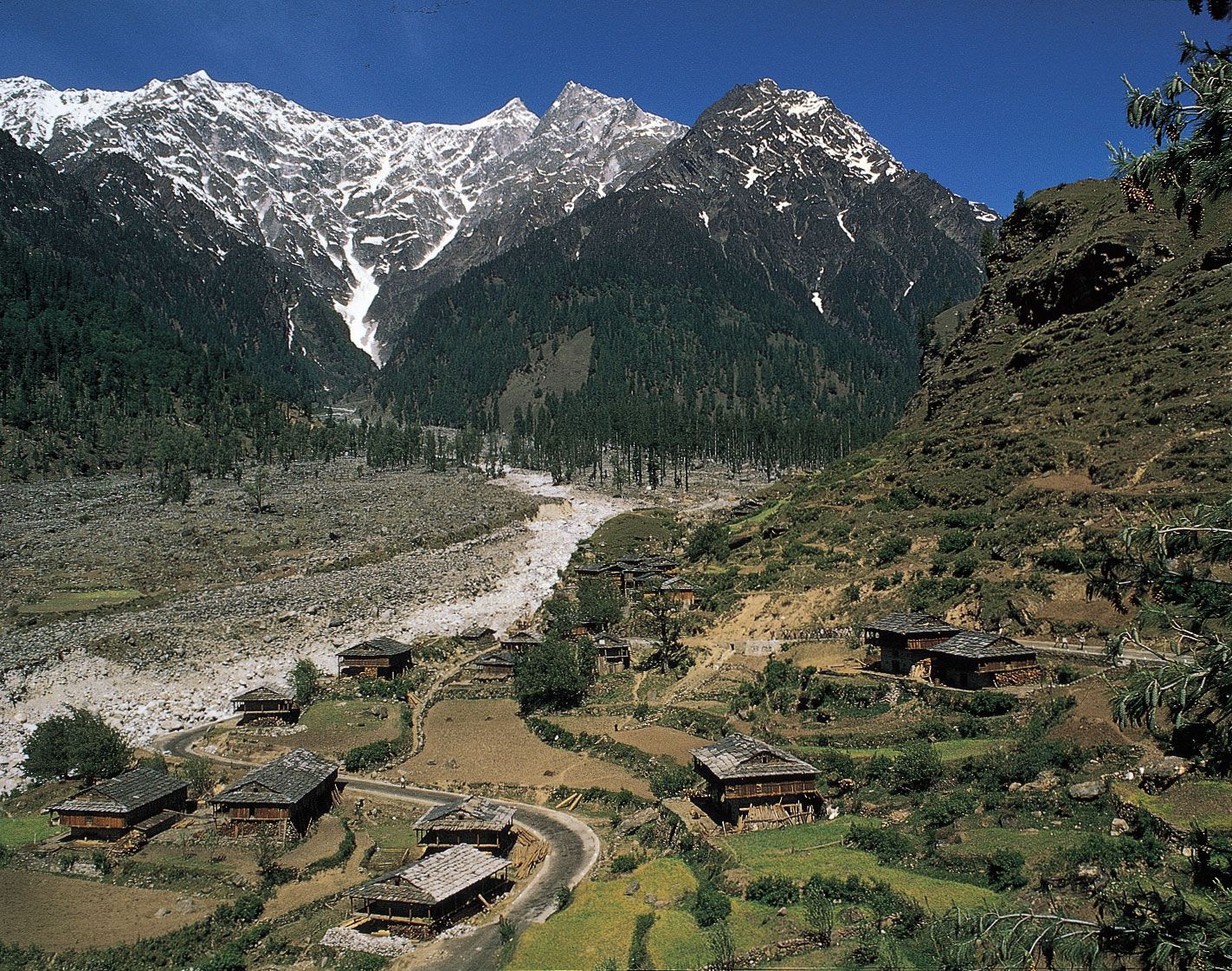 Những ngôi làng nép mình bên sườn núi ở Himalaya